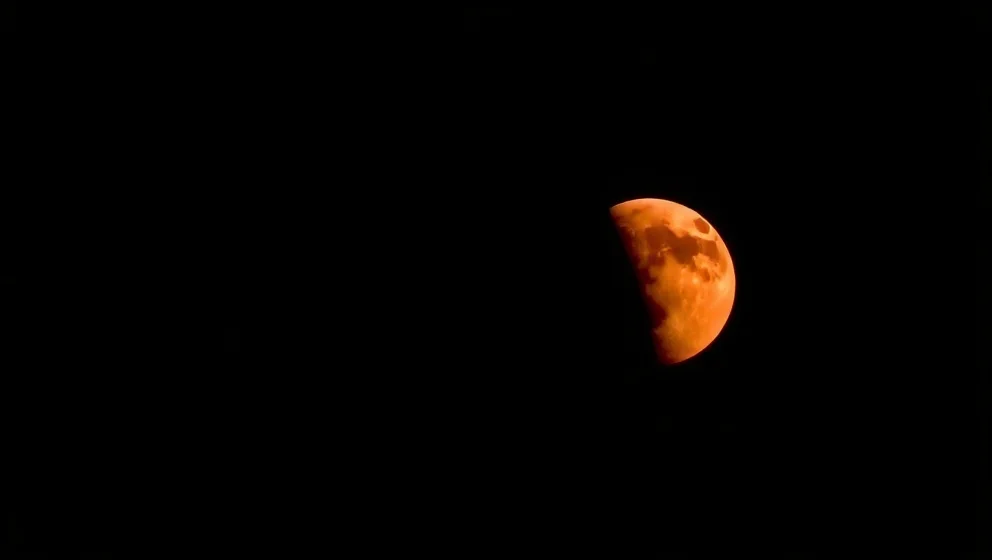 Varför blir det blodmåne under månskugga